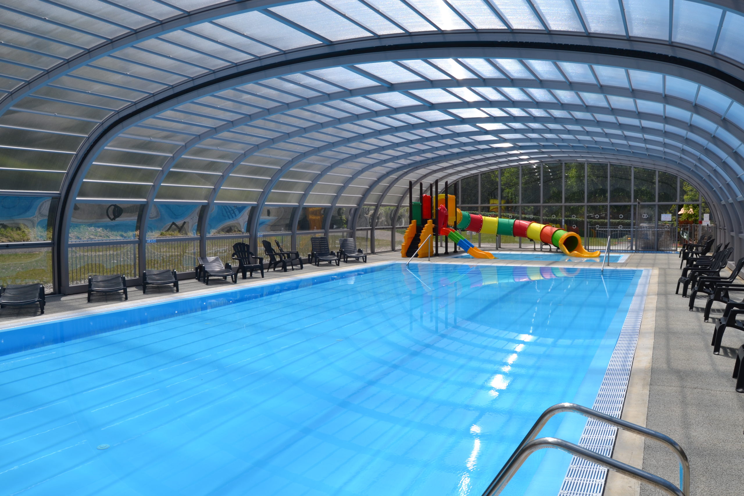 Toboganes para niños en la piscina del camping Ariège